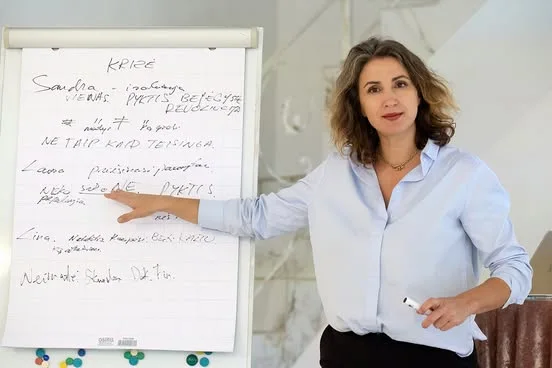 Laura Dabulytė veda mokymus prie lentos